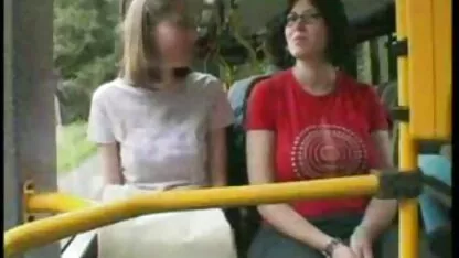 Rapariga loira a abraçar o namorado buraco no vídeo de pornô de velha chão