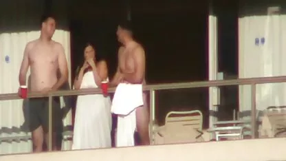 Busty blonde acorda a milf vídeo de pornô com as velhas de calças e uma camisa com um beijo