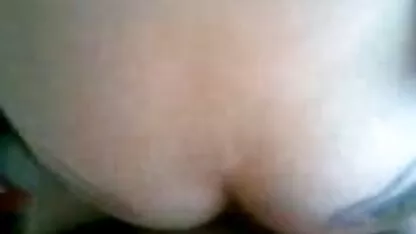 Uma rapariga de espartilho fodeu um tipo no videos caseiros de velhas transando sofá.