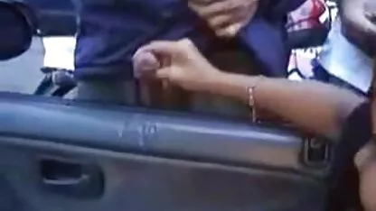 Uma mulher de negócios videos de sexo velhas com óculos enfia-se na rata e no rabo ao mesmo tempo.