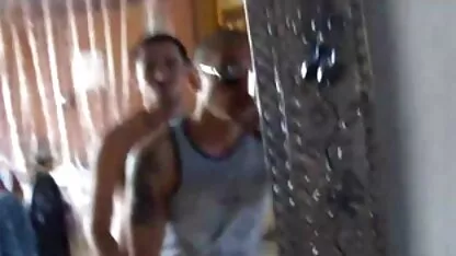 A rapariga Busty a oliar o pénis do vídeo de pornô das velhinhas homem e a acariciá-lo