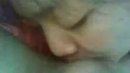 Lésbicas com belos seios uma à outra Lambendo Mamilos uma pornô com as velhinhas à outra