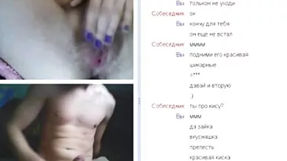 As mãos de um vídeo pornô de idosas homem apertam uma rapariga no recto numa coluna laranja