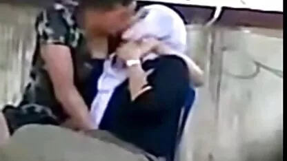 Os franceses fodem com um homem brutal na mesa filmeporno velhas da cozinha.