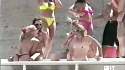 Homem barbudo a foder a jovem latina na virilha e cúmulos na bolacha videos pornograficos de velhas