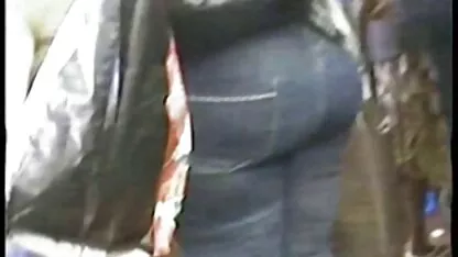 As videos de velhas brasileiras raparigas de sapatos azuis brincam com um homem no sofá do jardim.