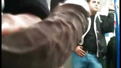 A beleza loira a foder um tipo ágil pono com velhas na cama