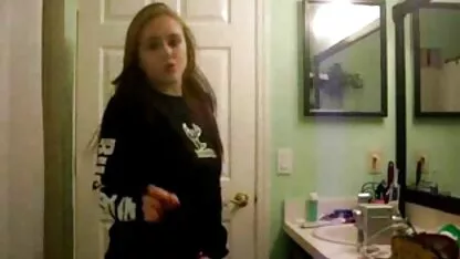 Rapariga bombada faz um tipo vídeo pornô com velha Lamber a vagina.