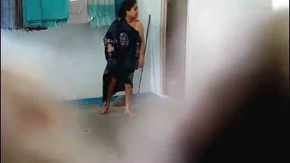 Um homem a porno doido velha rasgar cabelo castanho