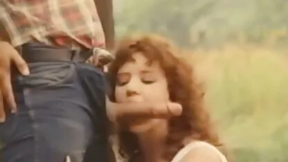 Uma bela mulher com um belo corpo é filme de pornô de mulher velha