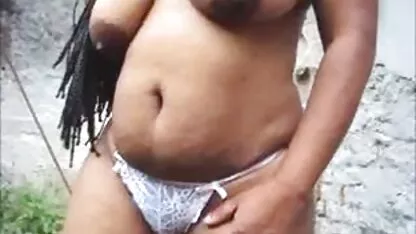 A foder filme de sexo de mulher velha nas escadas