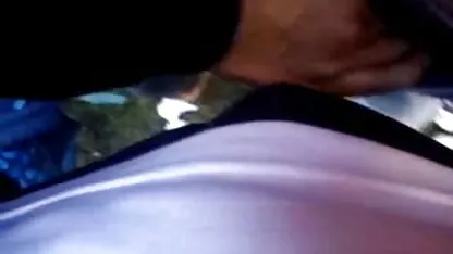 O homem que videos de velhas gordas fudendo tira Cuecas de um amante de ombros largos e lhe bate na vagina em frente à Câmara