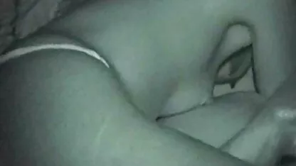 Duas morenas massajadas pornô de mulher de 70 anos por sexo lésbico na cama