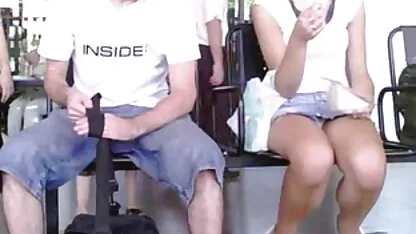 As miúdas perfeitas A Masturbar-se com pornô só de velha um brinquedo sexual à frente da webcam.
