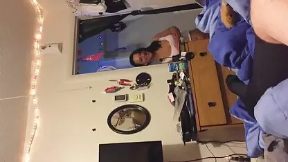 Duas empregadas de vestido cor-de-rosa a beijarem-se apaixonadamente à vídeo pornô com velhas frente da Câmara.