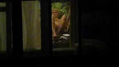 Um homem rasgou os mulatos com latas de cerveja nos grandes lugares. pornô com velha