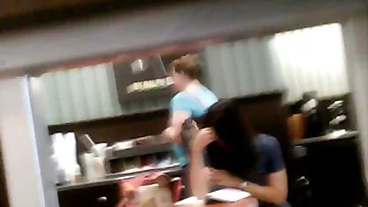 Hahal careca come beleza jovem na vídeo pornô de velha gorda cozinha