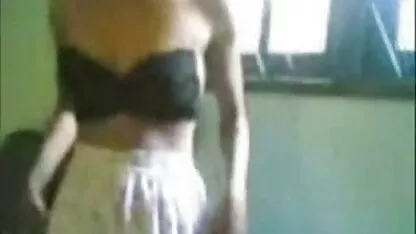 Ele matou uma vídeos pornô de velhas rapariga nua na praia.