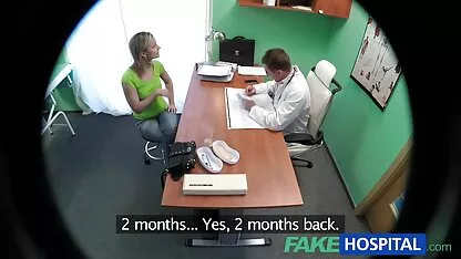 No sofá, o massagista era morena porno com vea com um ângulo na nuca.