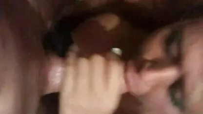 Loira madura em meias é fodida por um pono idoso tipo na cama