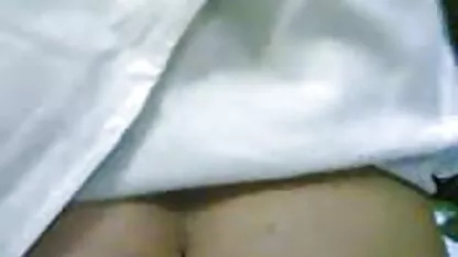 As raparigas lambem-se na casa de pornô mulher velha banho.