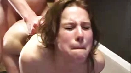 Rapariga flexível pornô entre idosos mostra elementos de ginástica no corpo e completamente nua