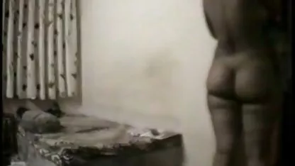 Candy Bell pornô com mulher de 70 anos e Linda Sweett sexo lésbico na cama