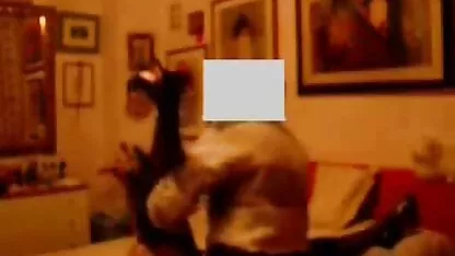 Rapariga a ordenhar um membro da porno de veia
