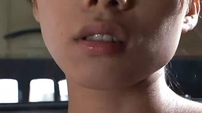 Busty beauty divertindo-se com porno com vea brinquedo sexual perto da piscina