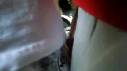 Pornografia de Orgasmos: a jovem cria filme de sexo de mulher velha no chão